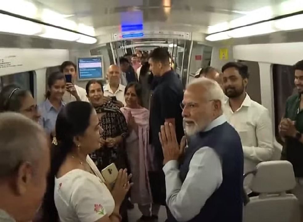 मेट्रो में सफर कर द्वारका सेक्टर 25 पहुंचे PM Modi