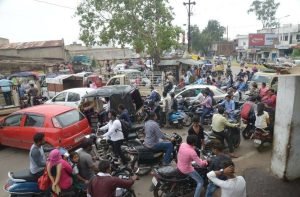 रायपुर की सड़कों में चलना मुश्किल