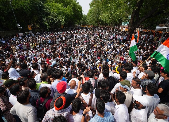 'कॉकरोच जनता पार्टी' का शक्ति प्रदर्शन