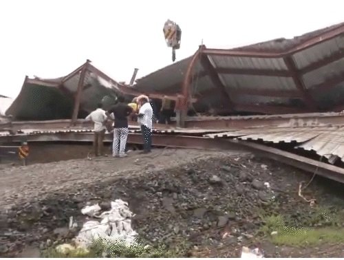कोलकाता में निर्माणाधीन गोदाम की छत गिरी
