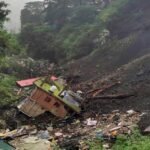 सड़क पर आ गिरा पूरा पहाड़: शिमला के जांगलिख में भारी लैंडस्लाइड से मार्ग ठप, हिमाचल में 66 सड़कें बंद