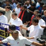 सड़क पर संग्राम, बैरिकेड पर चढ़े राहुल: चुनाव आयोग कूच के दौरान हिरासत, बस से उतरकर आकाशवाणी भवन में डेरा